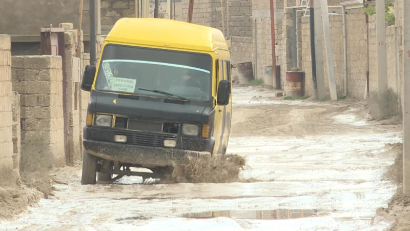 Hövsanda yollar palçıq çaylara çevrilib