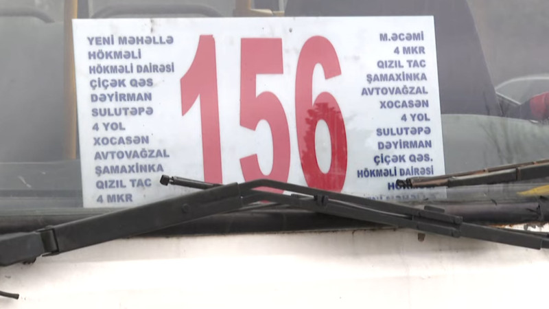 Bakıda 156 saylı avtobusun sərnişinləri qapılardan sallanaraq gedib