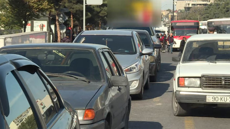 “8-ci kilometr” adlanan bazarın yaxınlığında mütəmadi reydlər keçirilsə də, sürücülər qaydaları pozaraq tıxac yaradırlar