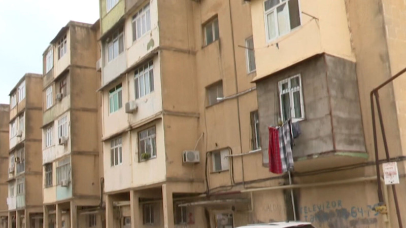 Bakıda çoxmənzilli binanın sakinləri istiliyin olmamasından narazıdırlar