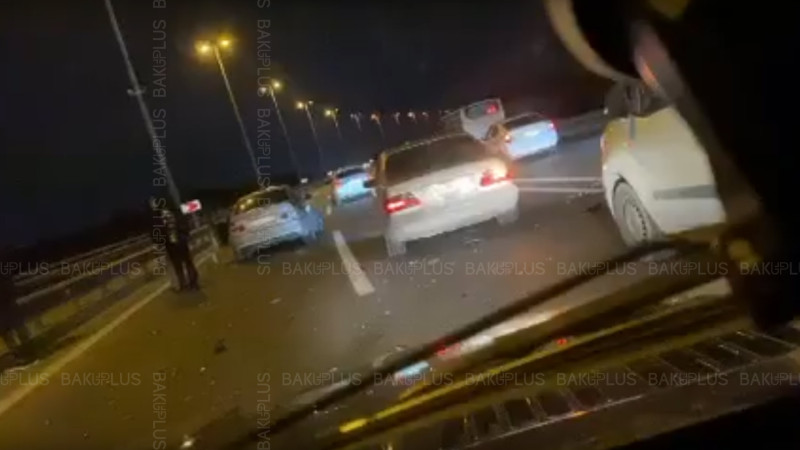 Aeroport yolunda “BMW” markalı avtomobil qəza törədib