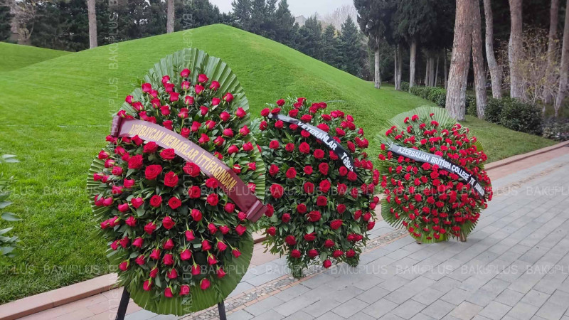 Məktəblilər ümummilli lider Heydər Əliyevin məzarını ziyarət ediblər
