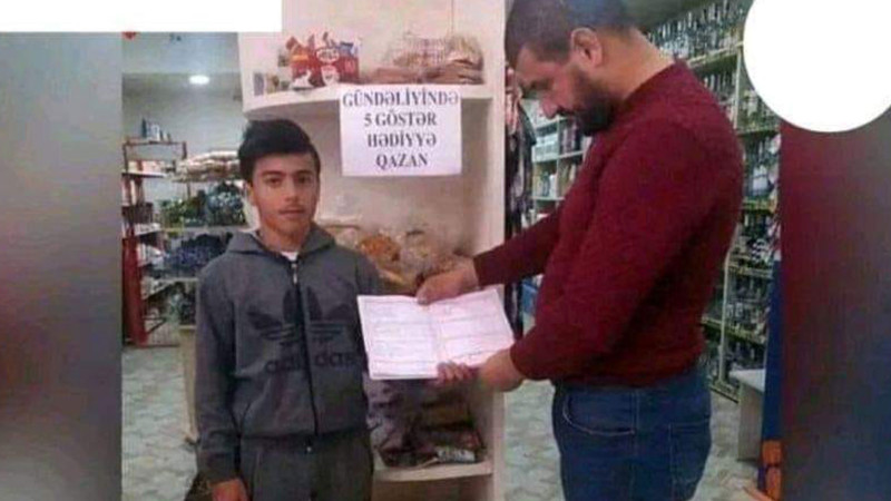 Ramanada 5 alan şagirdlər marketdən hədiyyə əldə edirlər