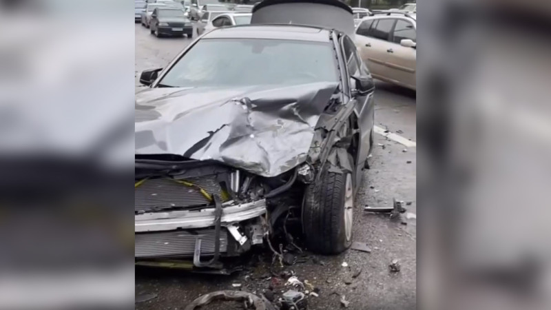 “Prius” Vaqif prospektində qəza törədib