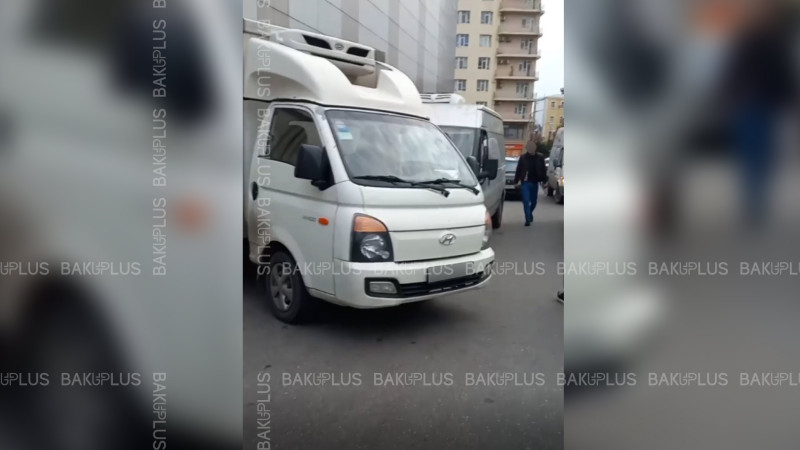 “28 Mall” ticarət mərkəzi piyada səkisini zəbt edib
