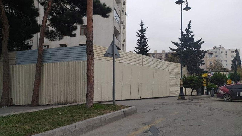 Bakıda doqquzmərtəbəli binanın yaxınlığındakı torpaq sahəsi hasarlanıb - YENİLƏNİB