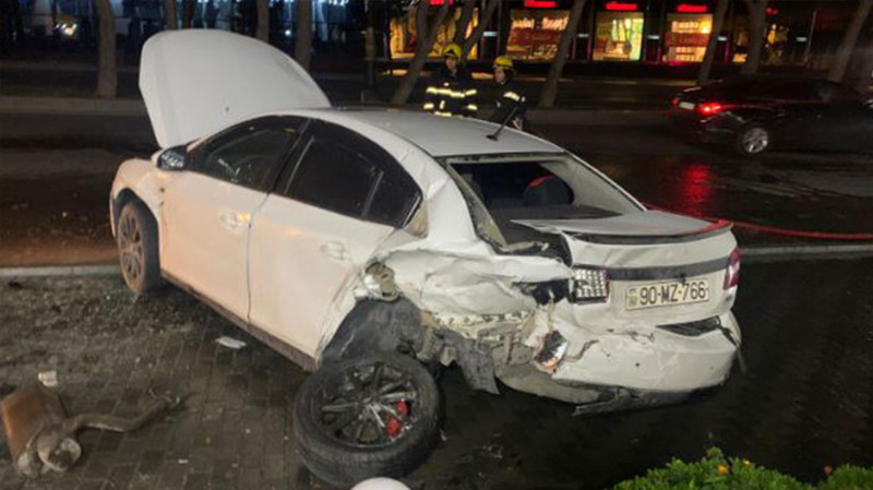 20 yaşlı “Prius” sürücüsü şəhərin mərkəzində qəza törədib: 3 nəfər ağır yaralanıb, maşın yanıb
