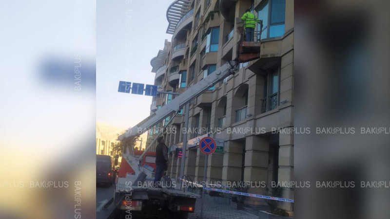 Şəhərin mərkəzində binanın daş üzlüyü piyada səkisinin üstünə düşüb
