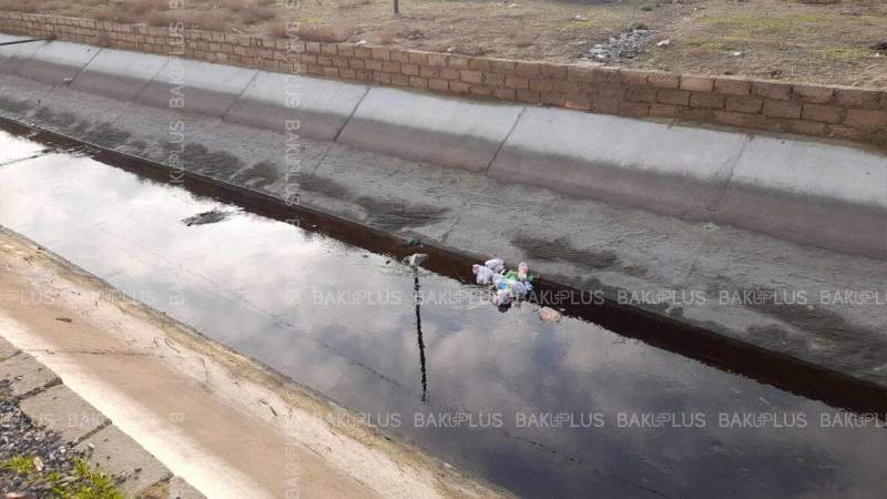 Binə qəsəbəsində yerləşən süni su kanalı tullantılarla doludur