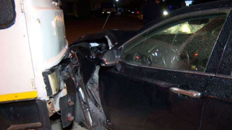 İdarəetmədən çıxan avtomobil evakuatora çarpılıb