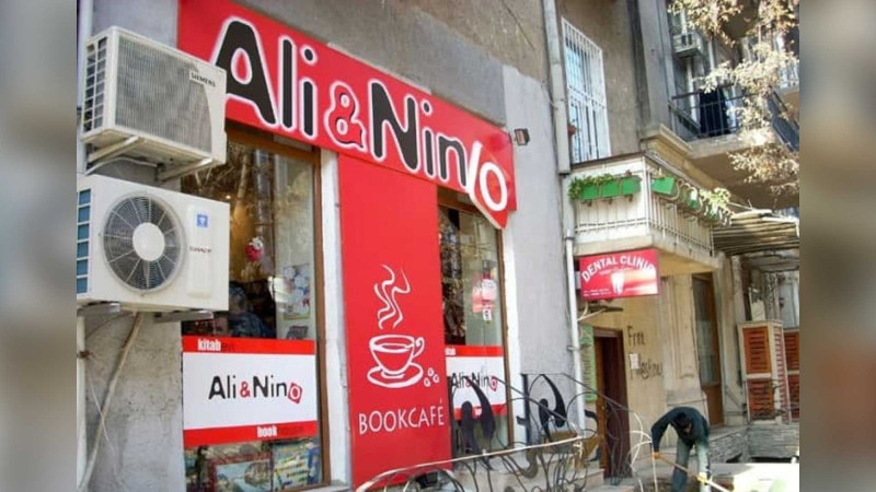 “Ali&Nino” kitab mağazaları gündəmdə: mağazanın ziyarətçisi kitabı niyə tərsinə tutub