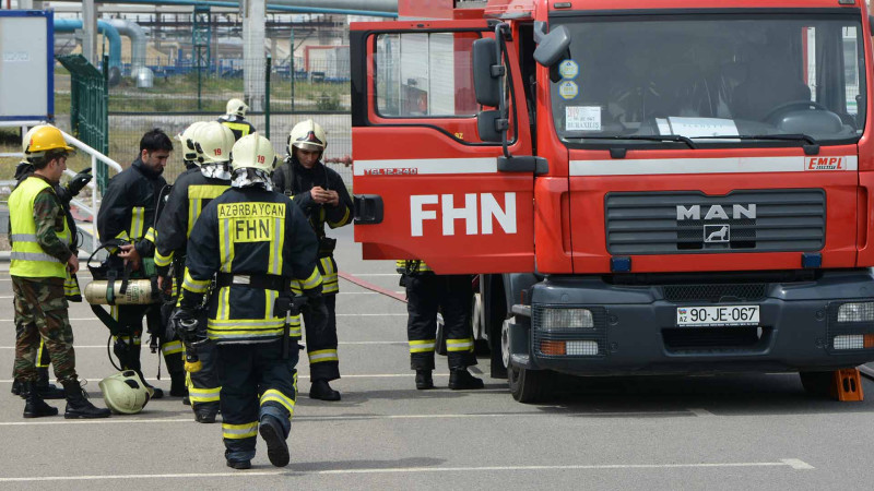 Bakıda binanın damından dəmir asılı vəziyyətdə qalıb: FHN əməkdaşları cəlb olunublar