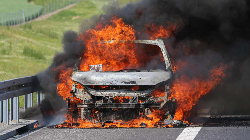 Bakıda maşın alovlanıb