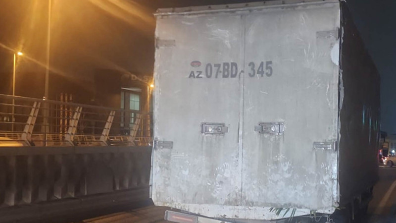 Ziya Bünyadov prospektində “Prius” ilə yük avtomobili toqquşub