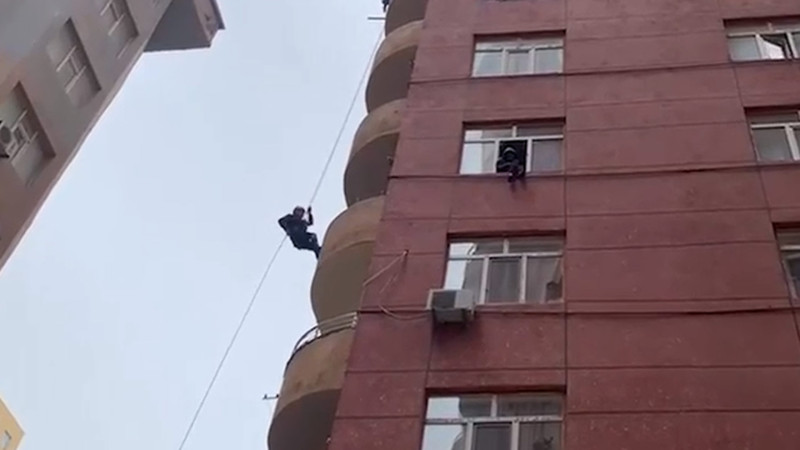 Yasamal rayonunda qadın özünü 6-cı mərtəbədən atmaq istəyib