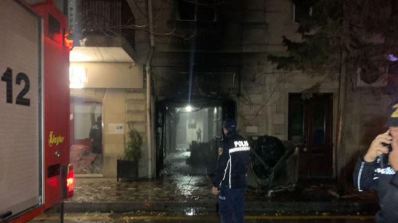 Nəsimi rayonunda yanğın su borusunu partladıb