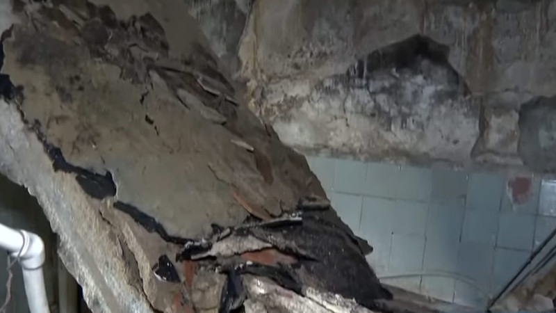 Şəhərin mərkəzində yerləşən yataqxana binası hər an çökə bilər