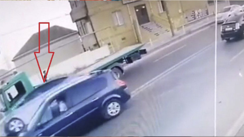 Bakıda avtomobilin sürücüsü qoşa xəttin tələbini pozaraq qəzaya uğrayıb
