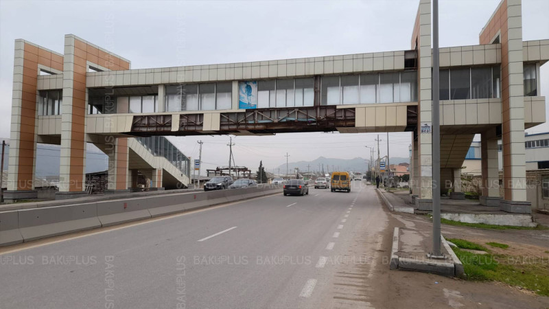 Xocəsən qəsəbəsində yerüstü piyada keçidi qəzalı vəziyyətdədir
