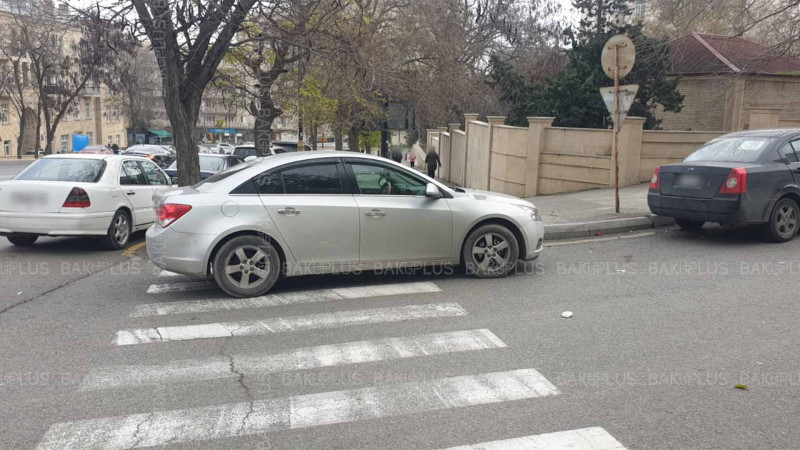 Bakıda sürücü avtomobilini piyada zolağında park edib