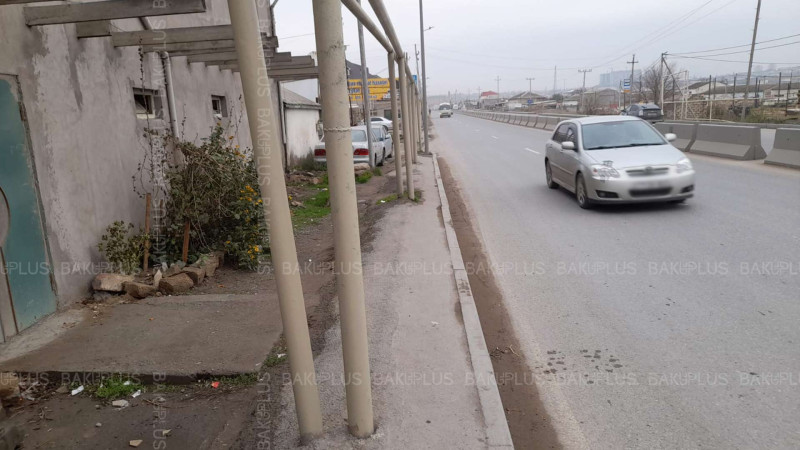 Xocəsən qəsəbəsində qaz borusu avtobus dayanacağını bağlayıb