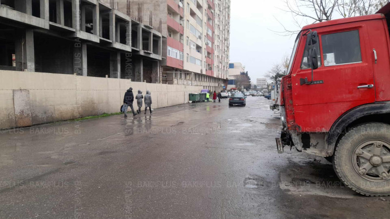 Əcəmi Naxçıvani küçəsində piyadalar yol boyu getməyə məcbur olurlar