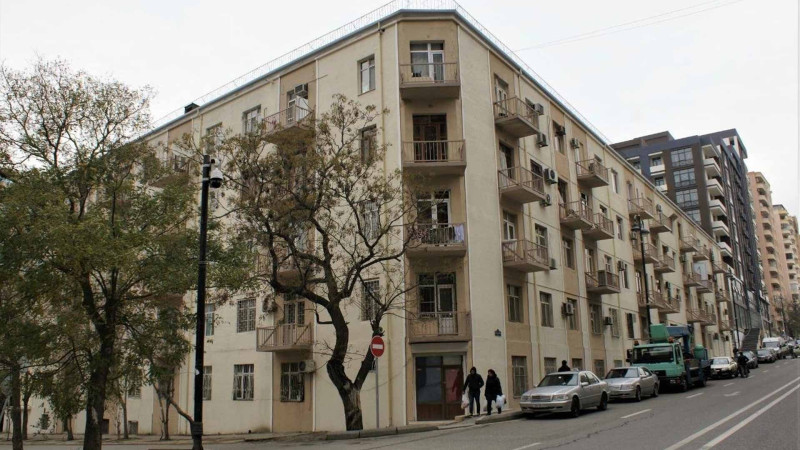 Bakının mərkəzində 100 illik bina yenidən qurulub