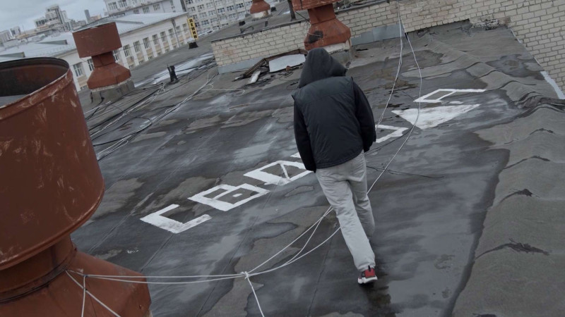 Bakıda gənc oğlan özünü binadan atıb