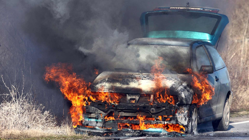 Xəzər rayonunda avtomobil yanıb