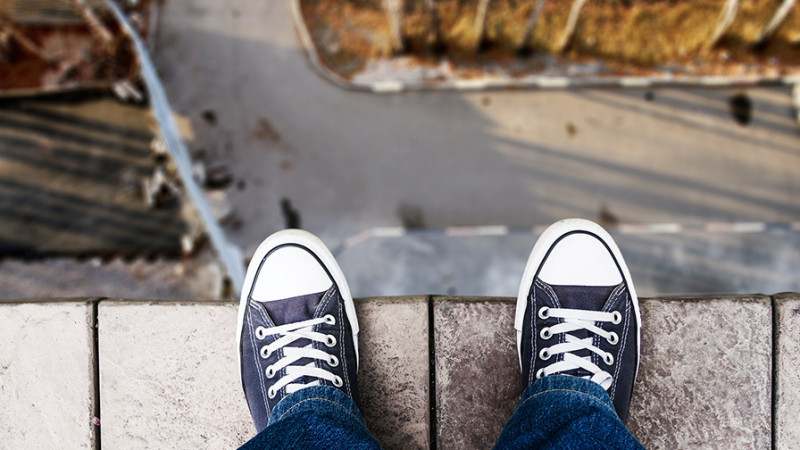 Bakıda gənc oğlan hündürlükdən düşüb