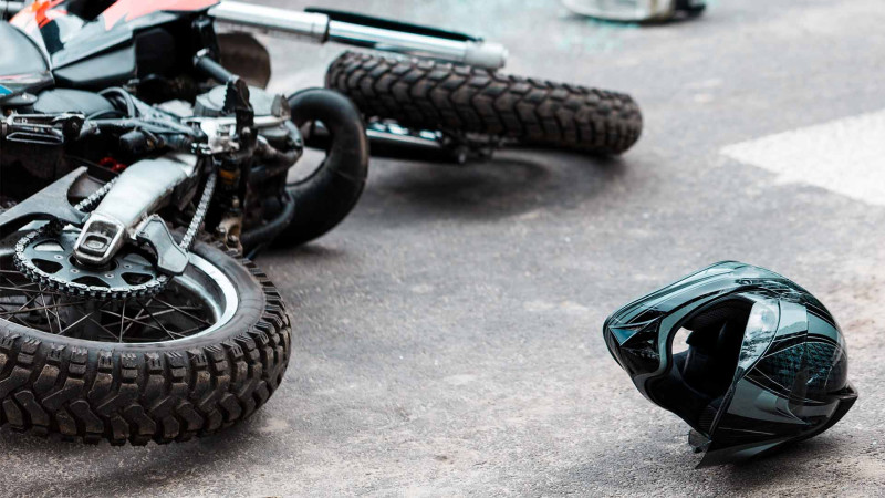 Xətaidə motosikletçi maneəyə çarpılıb