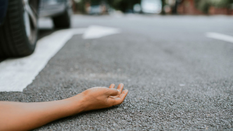 Bakıda avtobus kişini vuraraq, onun qolu üzərindən keçib