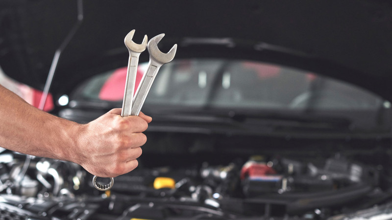 Bakıda sexdə avtomobil ustanın üzərinə aşıb