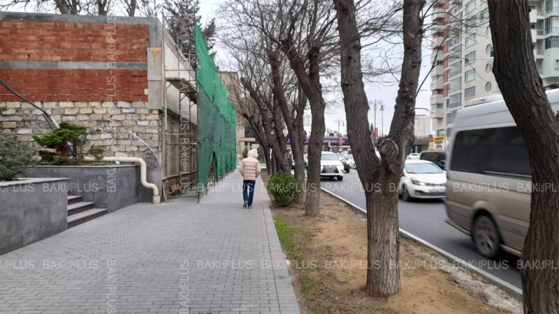 Tbilisi prospekti boyunca piyada səkisi təmir olunur