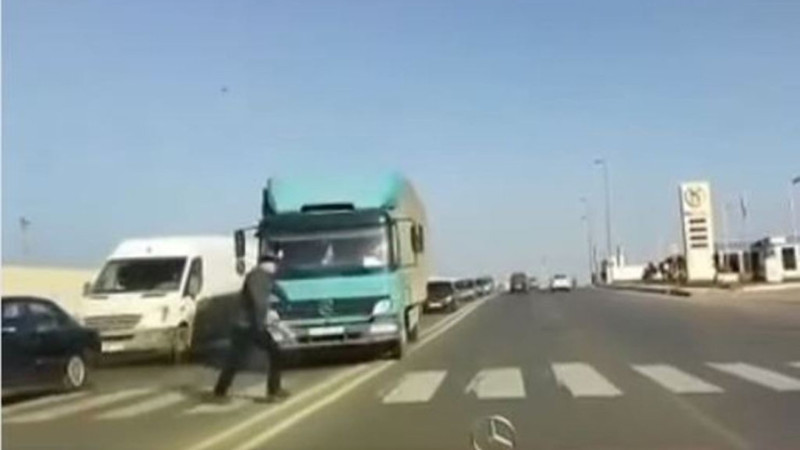 Paytaxtda yolu keçən piyada son anda həyatını ölümdən qurtarıb