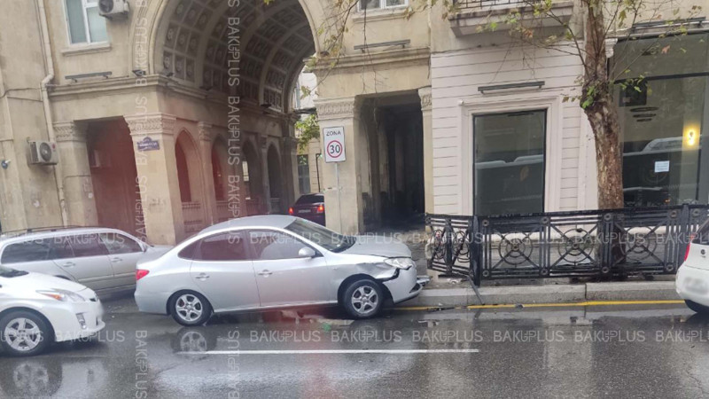 Azərbaycan prospektində “Hyundai” dəmir məhəccərə çarpılıb