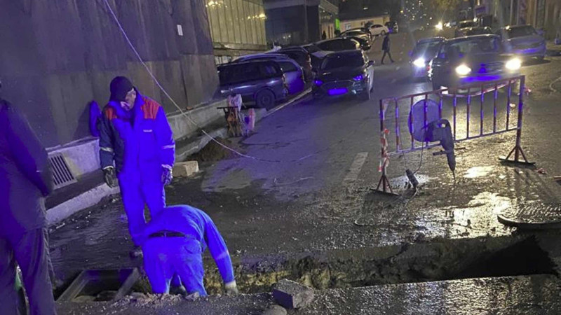 Salatın Əsgərova küçəsində yağış kürəbəndi quraşdırılıb