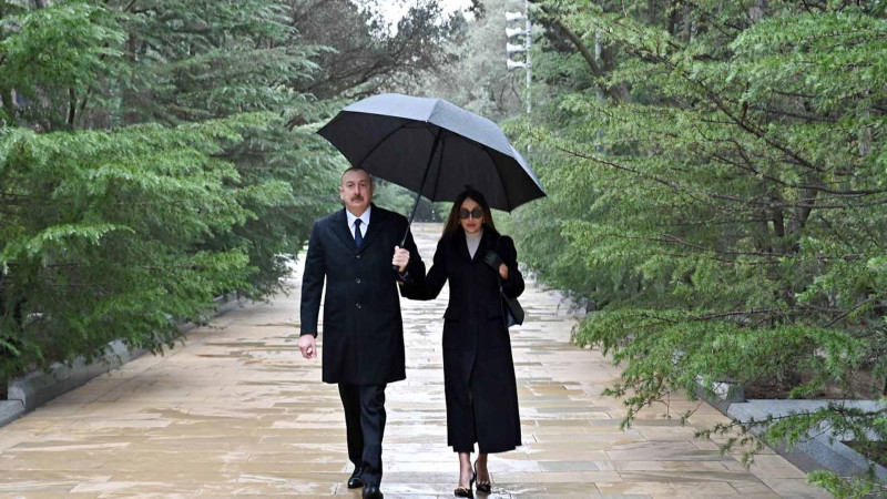 Prezident və birinci xanım Fəxri xiyabana gəliblər