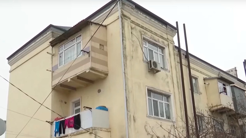 Suraxanı: 14 iyul küçəsində kanalizasiya daşaraq əraziyə axır