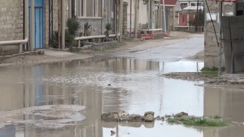 Maştağada yollar gölməçələrə çevrilib