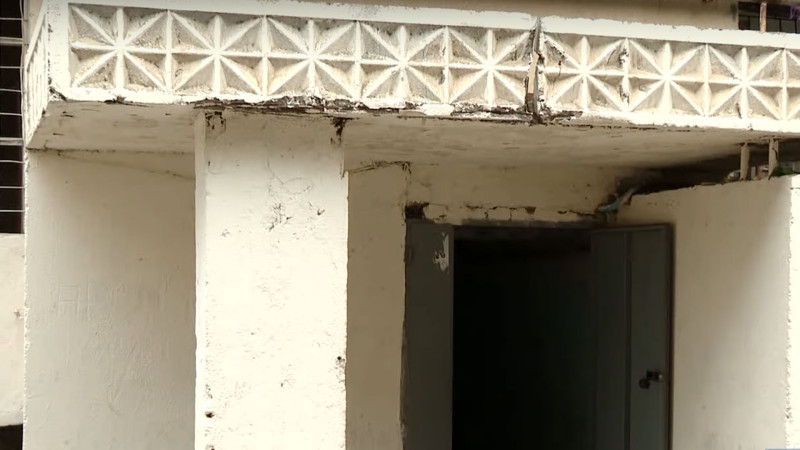 Yeni Günəşli: 9 mərtəbəli yaşayış binasının girişinə daş yağır