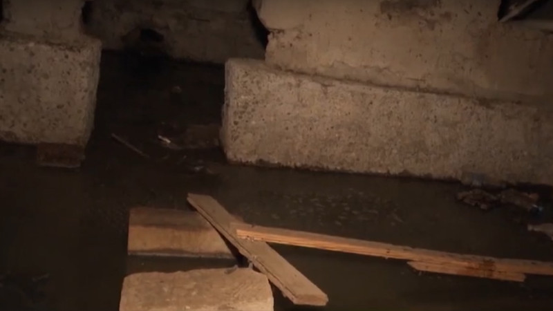 Xətai rayonunda zirzəmilərə dolan su sakinləri narahat edir