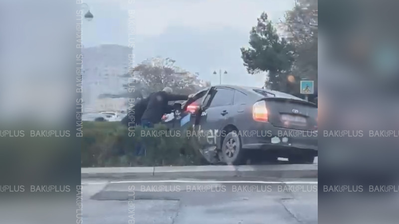 Tbilisi prospektində “Prius” qəzaya uğrayıb