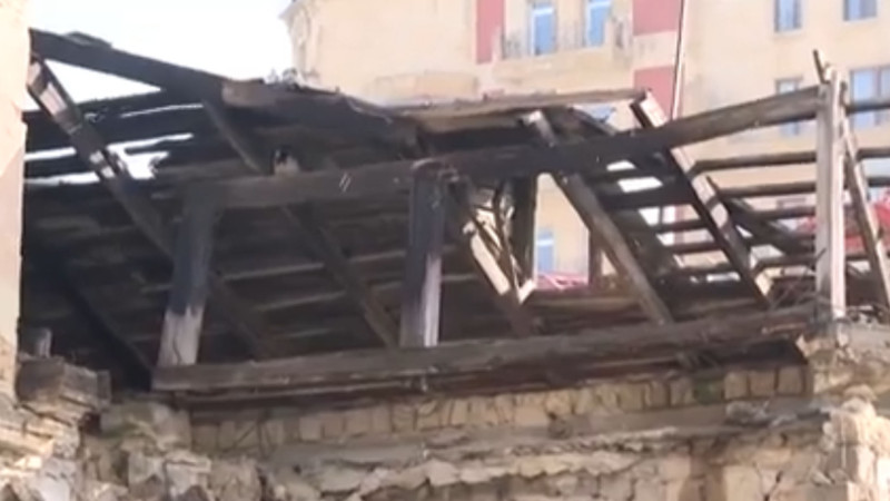 Bakıda sakinlər 25 ildir ki, yanğından sonra qəzalı binada yaşayırlar