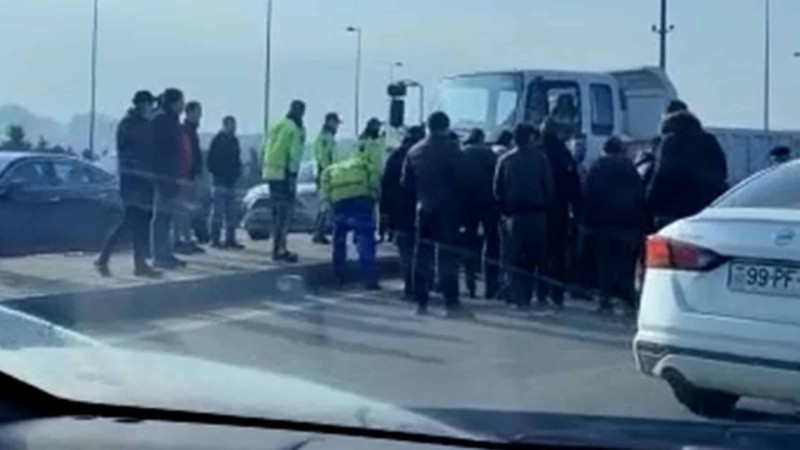 Heydər Əliyev prospektində ağır qəza: minik avtomobili “KamAZ”ın altında qalıb