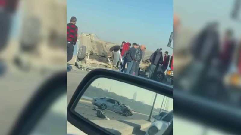 Böyükşor küçəsində baş verən qəzada avtomobil iki hissəyə parçalanıb