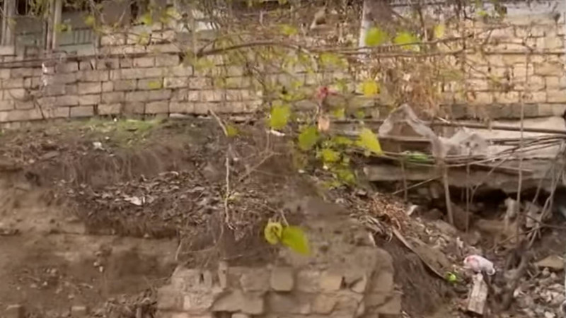 Bakıda məktəbin yaxınlığında olan divar hər an uça bilər