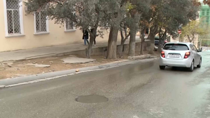 Bakıda yeraltı sular küçələrə axır