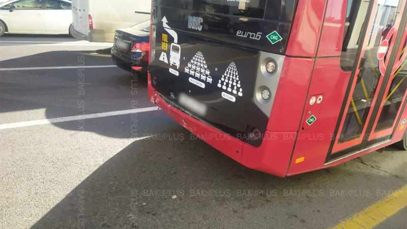Neftçilər prospektində “BakuBus” qəzaya düşüb