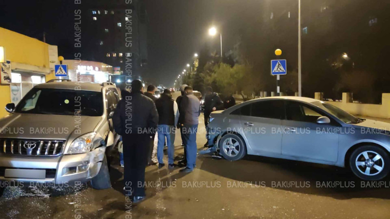 Nizami rayonunda minik avtomobili piyadaya yol verən avtomobilə çarpılıb